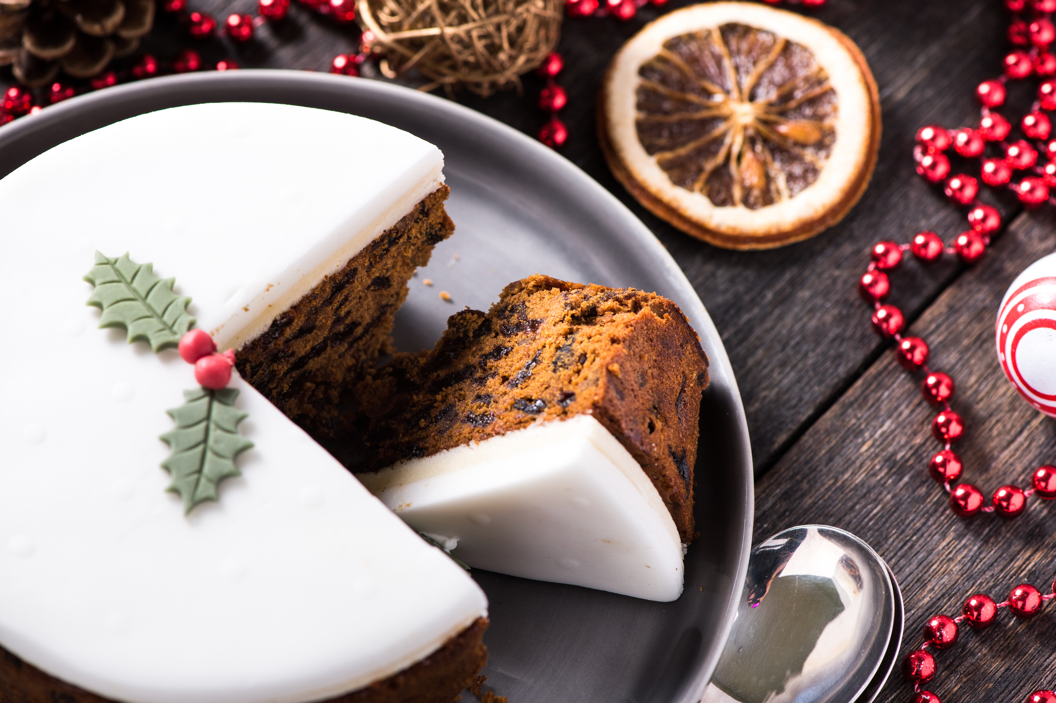 Delicious moist air fryer christmas cake recipe baked using the Zoomgoods AF34 large air fryer