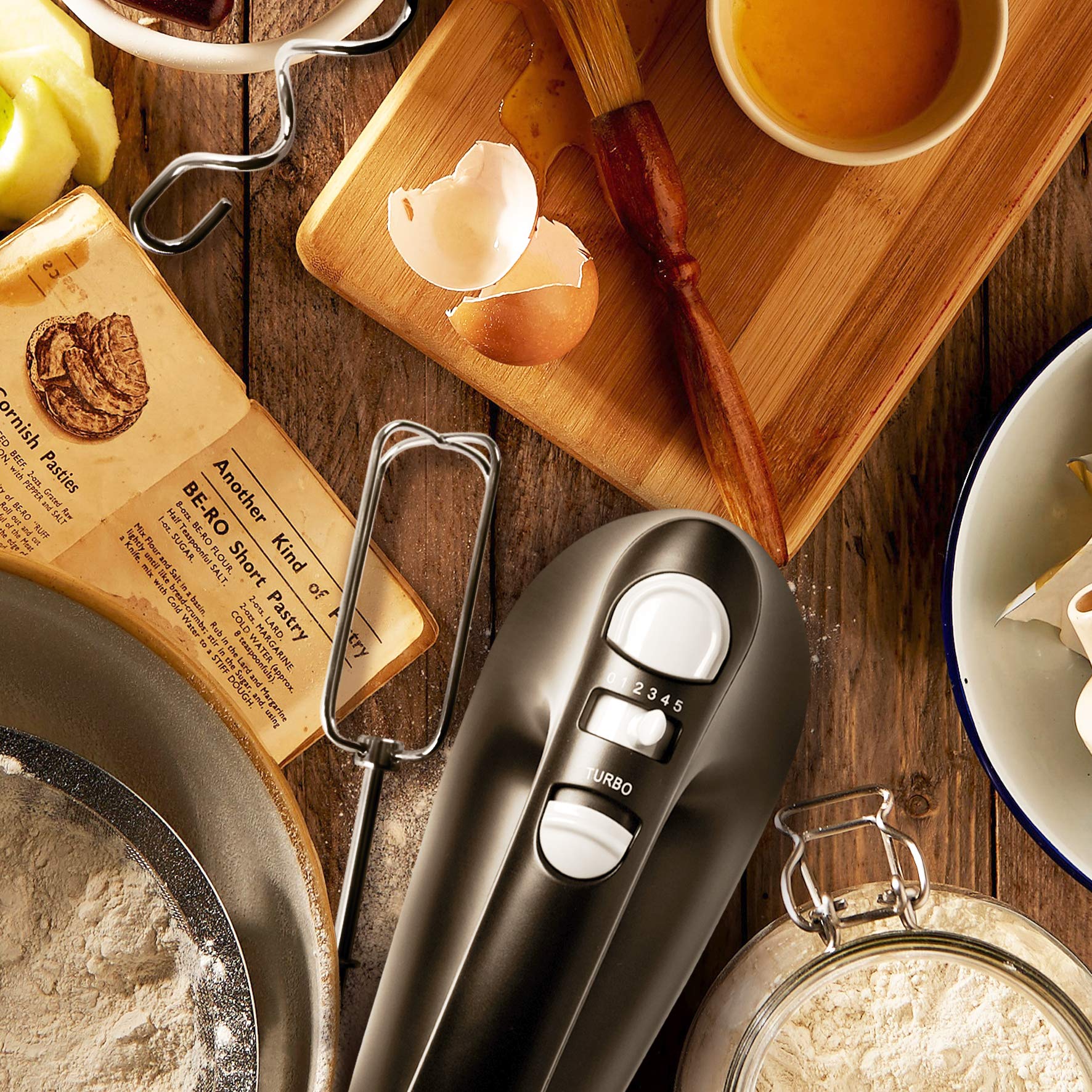 Zoomgoods Hand Mixer Electric Whisk HM4 BK Kitchen Handheld Hand Held Food Mixers for Baking, Dough, Bread, Eggs, Cake Mix, Cream, Brownie Maker Mixer with Whisker Hooks Beater Storage Case 400W - Black