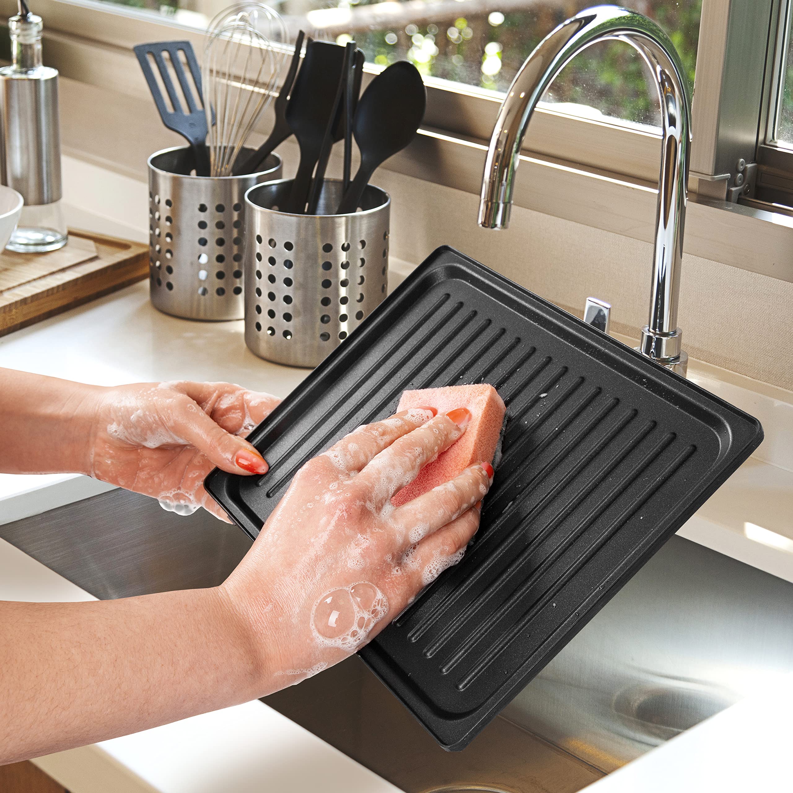 Zoomgoods SWM60 sandwich maker showing easy to clean handwashing griddle plates