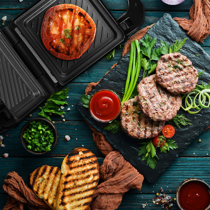 Zoomgoods WM32 waffle cooker grilling tomatoes, meat, bread with condiments and spices